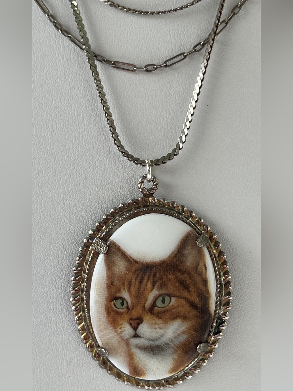 Vintage Glass Cat Pendant on Silver tone 18” chain